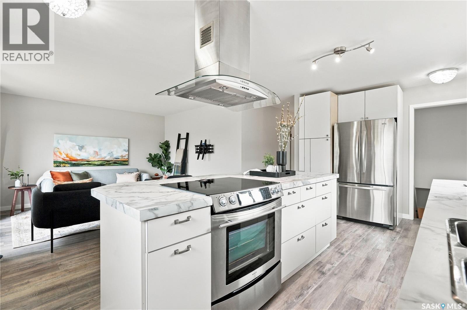 338 Brock Crescent, Saskatoon, SK - Indoor Photo Showing Kitchen