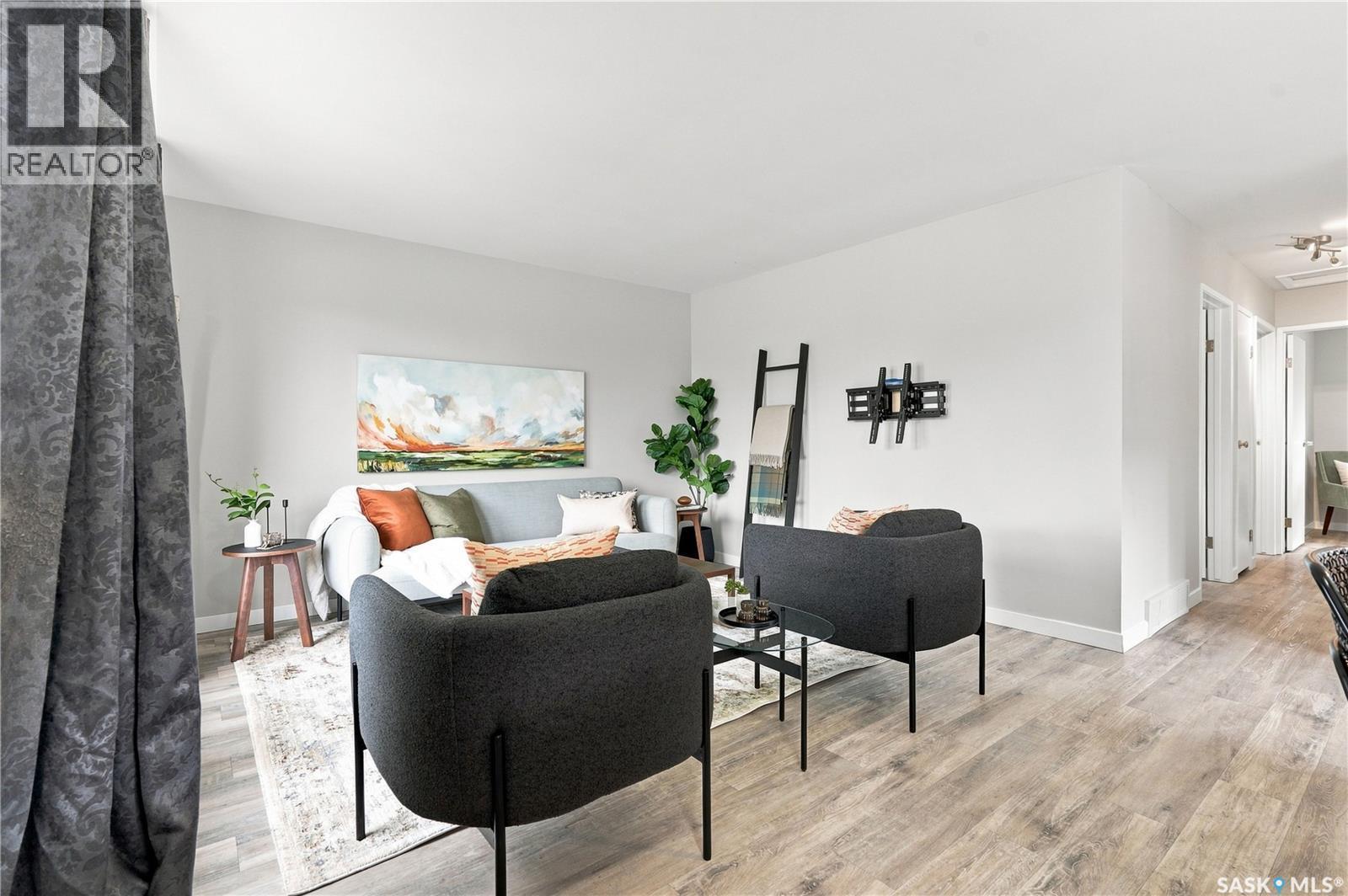 338 Brock Crescent, Saskatoon, SK - Indoor Photo Showing Living Room