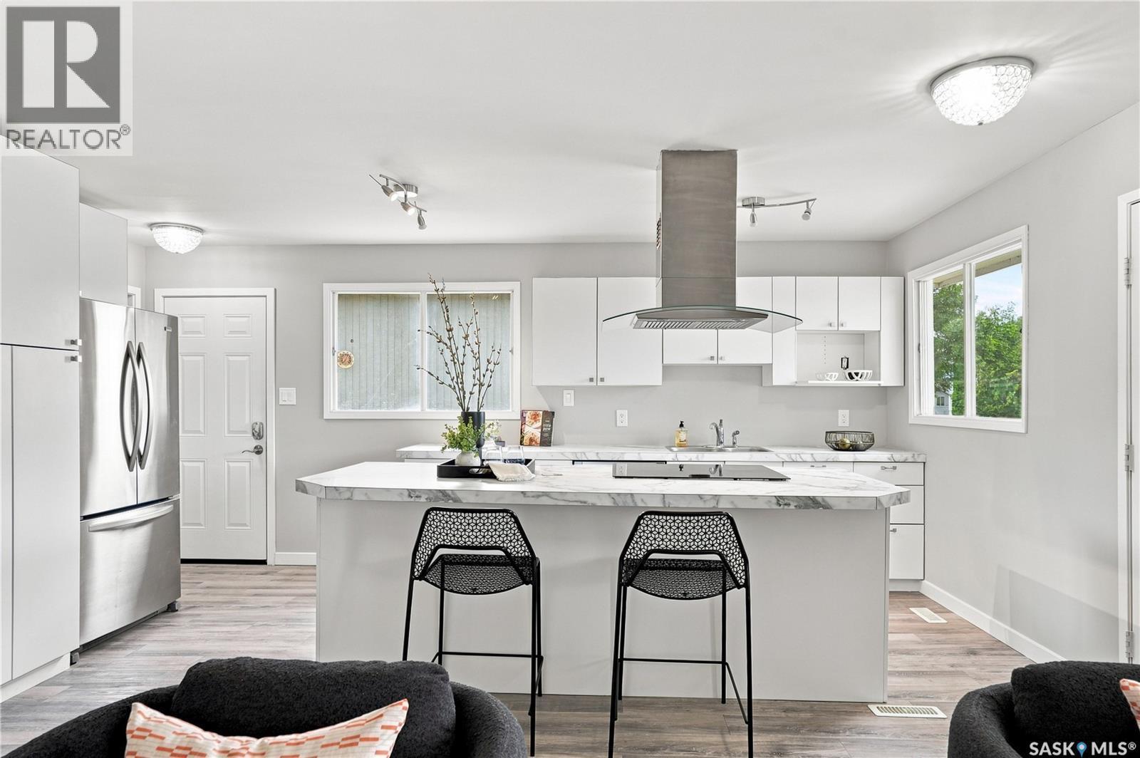 338 Brock Crescent, Saskatoon, SK - Indoor Photo Showing Kitchen With Upgraded Kitchen