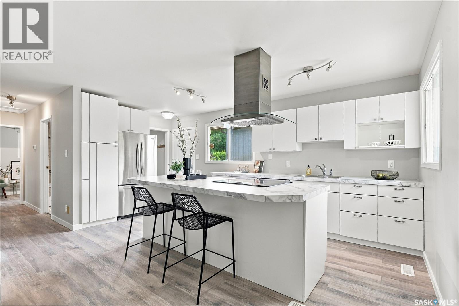 338 Brock Crescent, Saskatoon, SK - Indoor Photo Showing Kitchen With Upgraded Kitchen