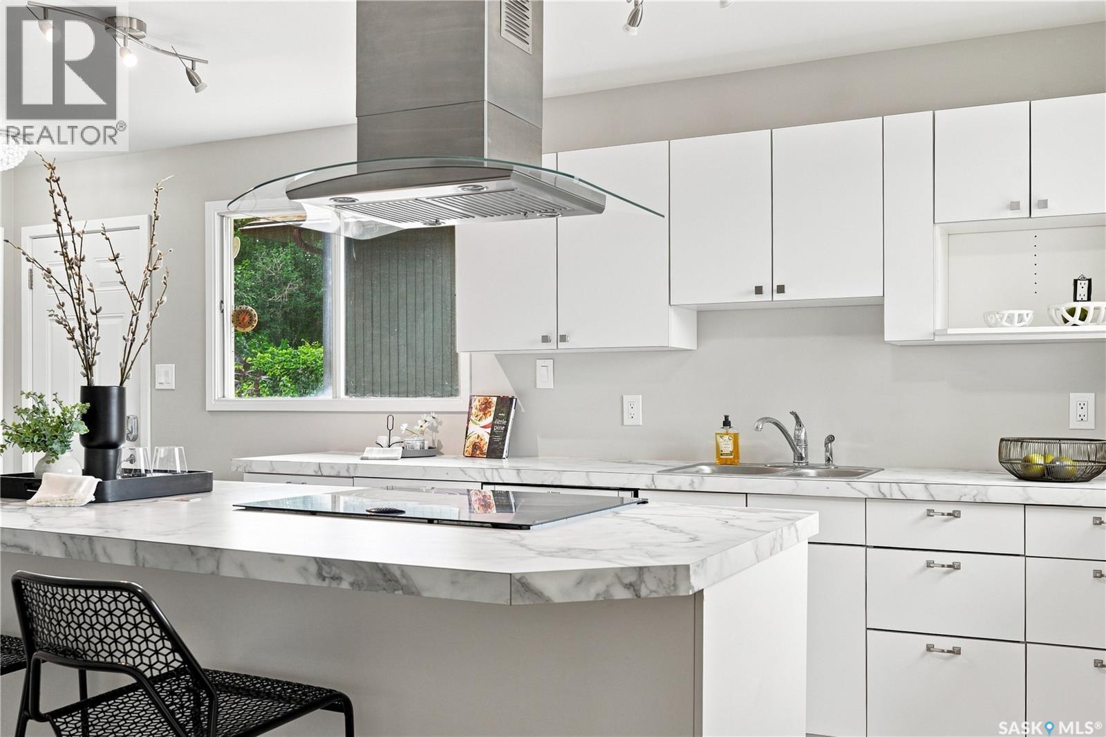 338 Brock Crescent, Saskatoon, SK - Indoor Photo Showing Kitchen With Double Sink