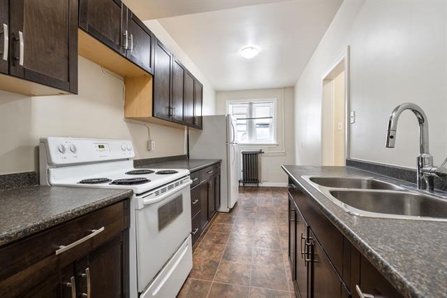 B-415 Stradbrook Ave, Winnipeg, MB - Indoor Photo Showing Kitchen With Double Sink