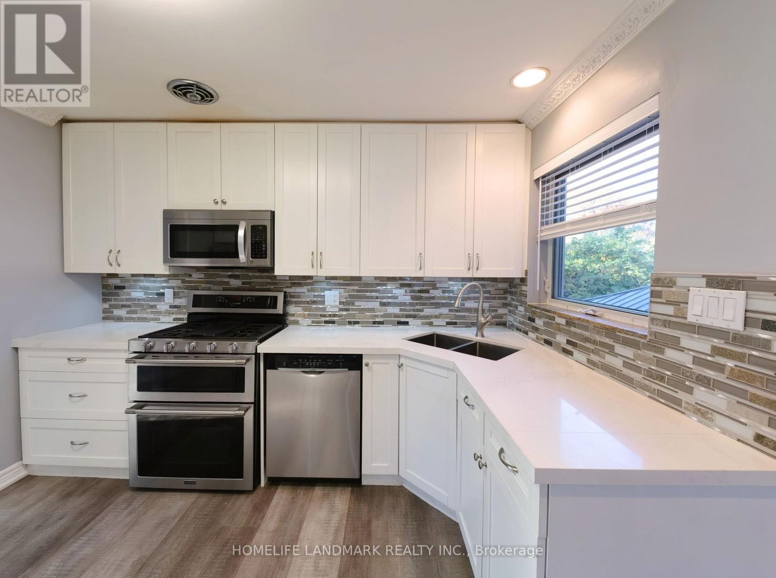 2673 Constable Road, Mississauga, ON - Indoor Photo Showing Kitchen With Double Sink With Upgraded Kitchen