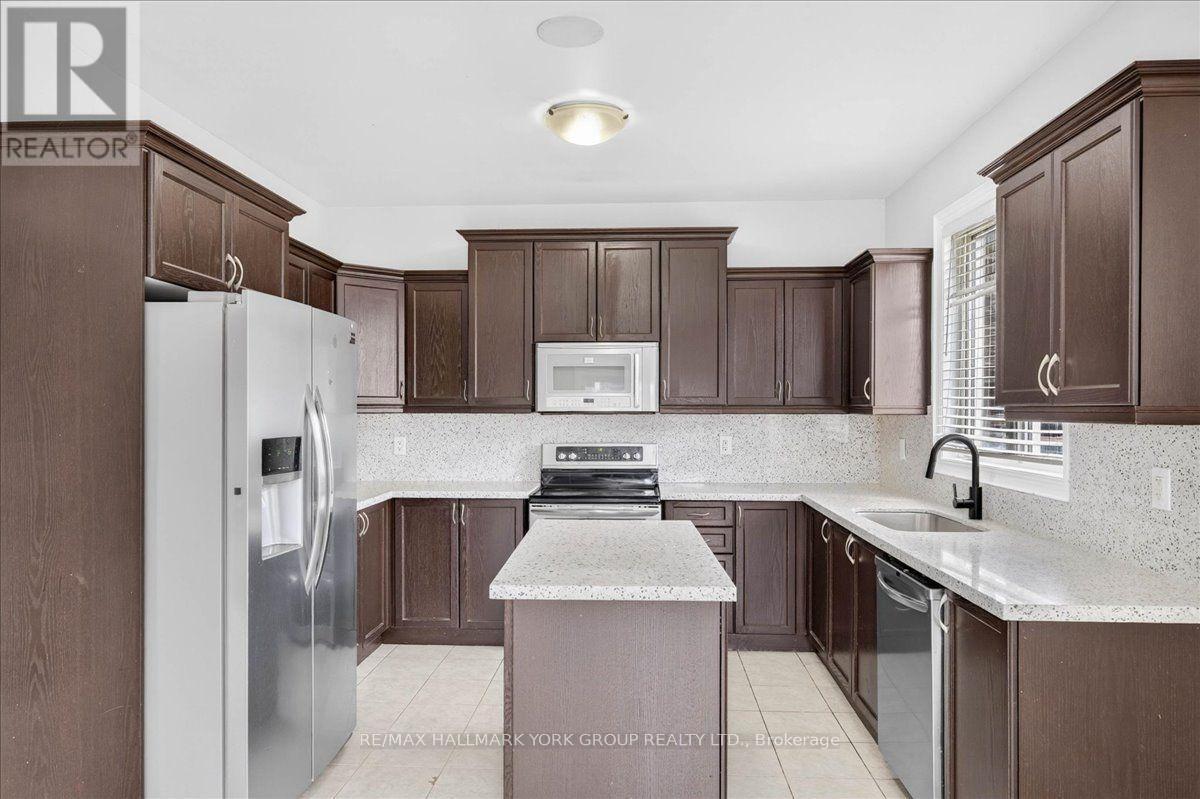 2094 Webster Boulevard, Innisfil, ON - Indoor Photo Showing Kitchen With Upgraded Kitchen