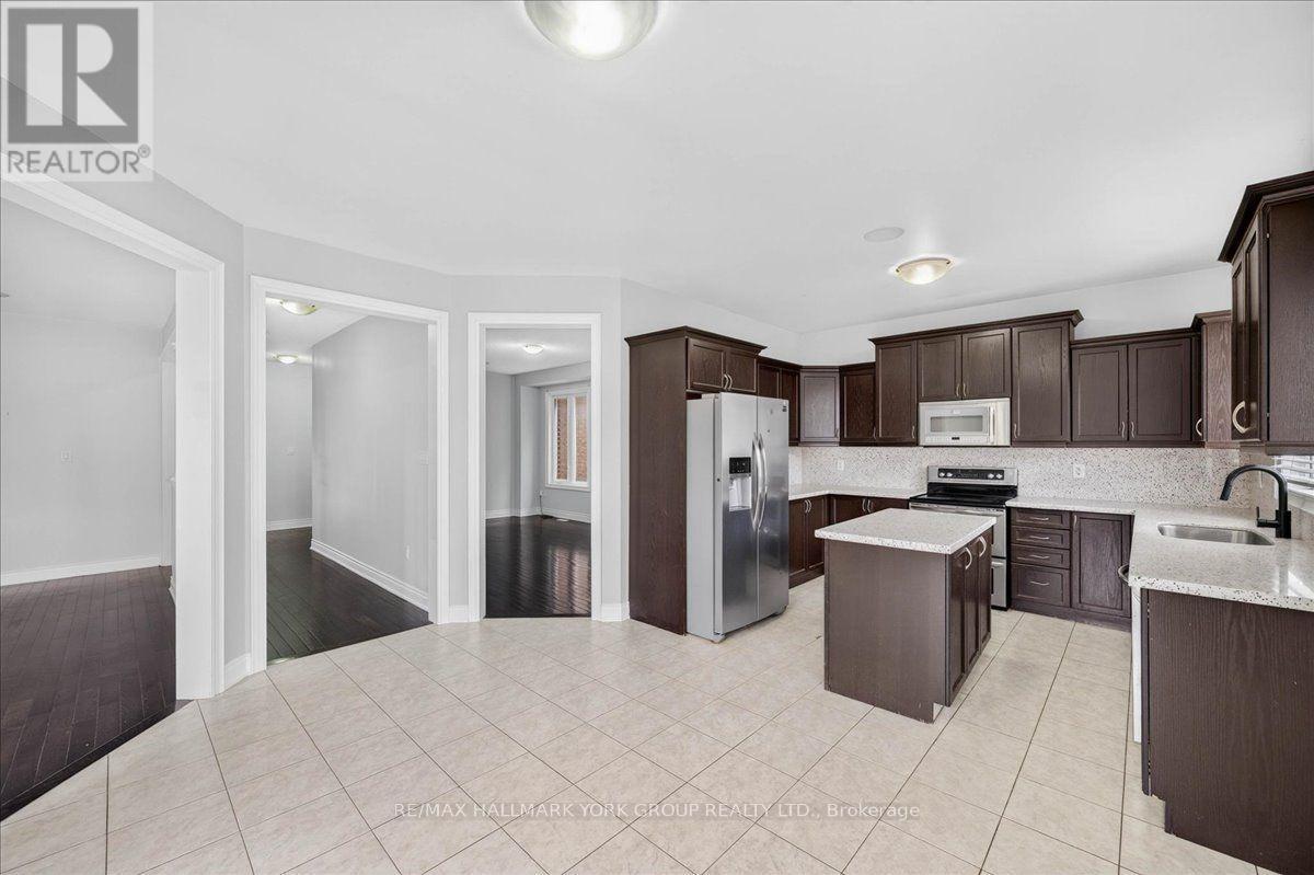 2094 Webster Blvd | kitchen & breakfast area - 2094 Webster Boulevard, Innisfil, ON - Indoor Photo Showing Kitchen