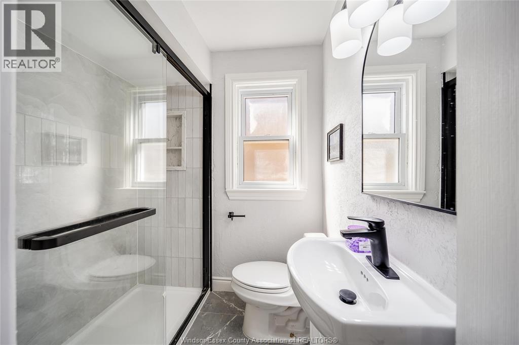 1153 Harrison, Windsor, ON - Indoor Photo Showing Bathroom