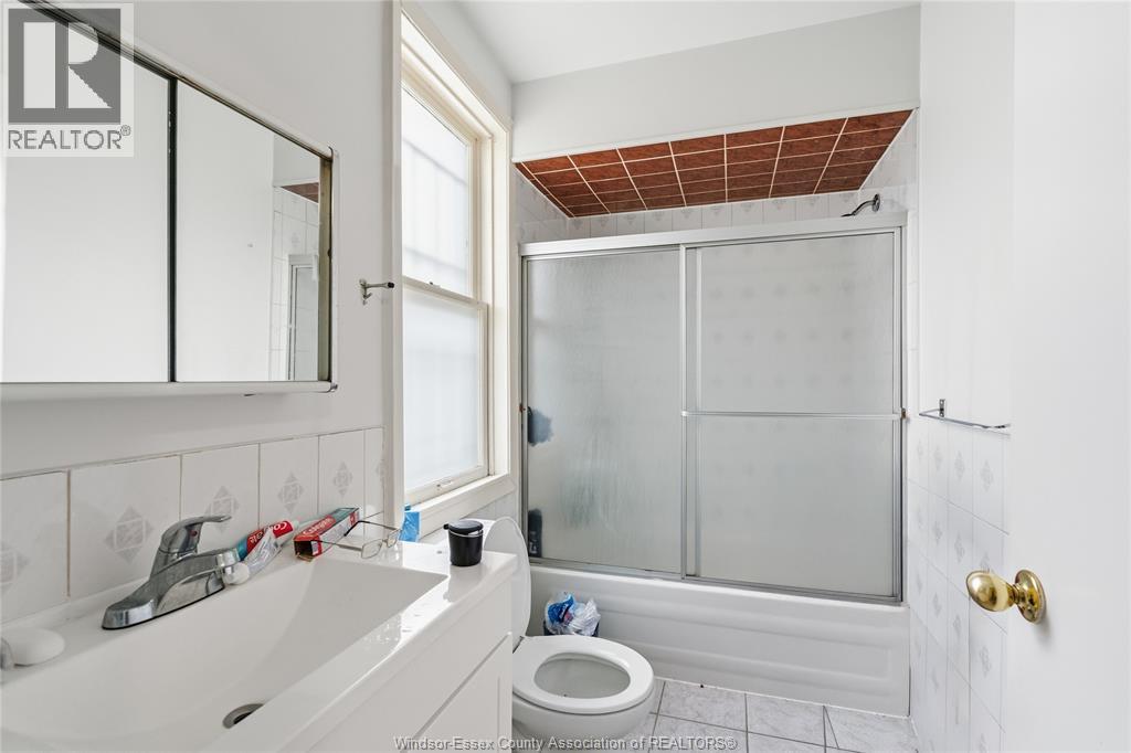 314 Bruce, Windsor, ON - Indoor Photo Showing Bathroom