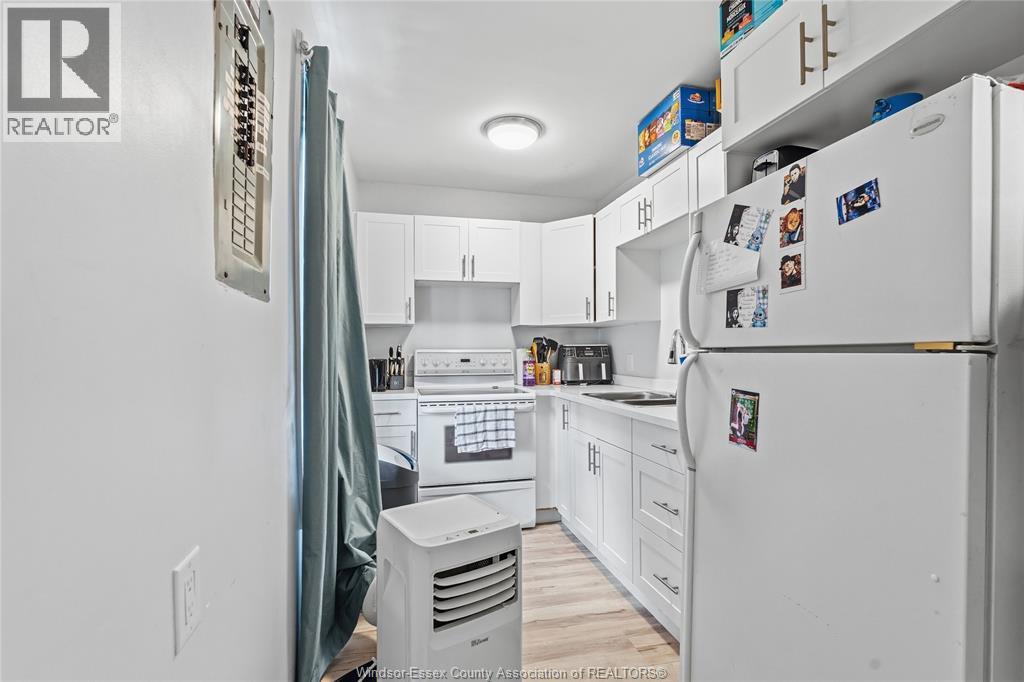 314 Bruce, Windsor, ON - Indoor Photo Showing Kitchen With Double Sink