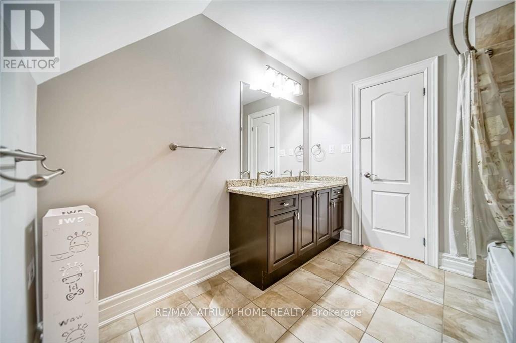 18 Soleil Boulevard, Aurora, ON - Indoor Photo Showing Bathroom