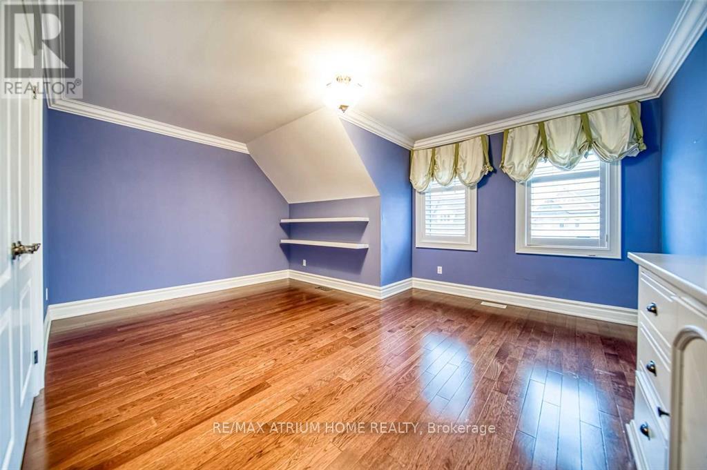 18 Soleil Boulevard, Aurora, ON - Indoor Photo Showing Other Room