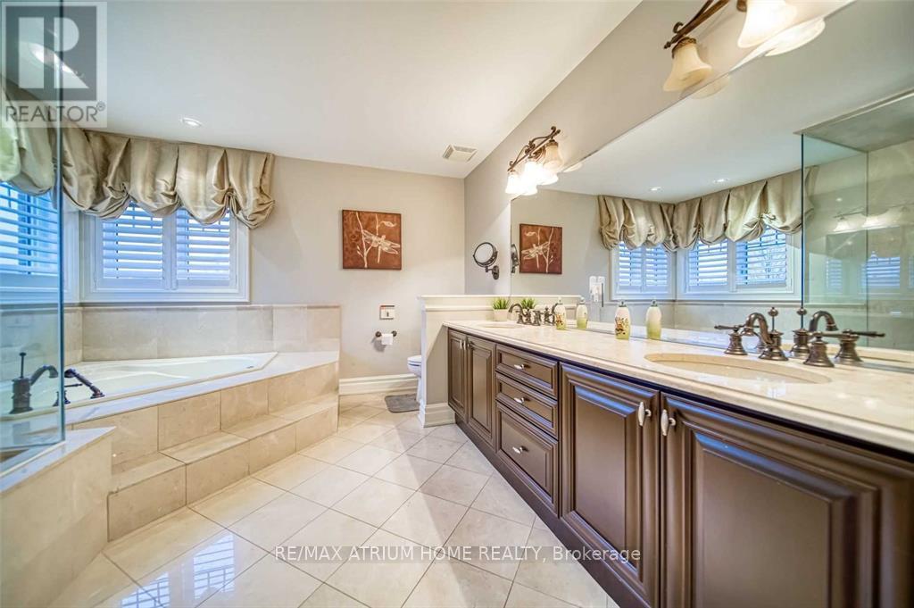18 Soleil Boulevard, Aurora, ON - Indoor Photo Showing Bathroom