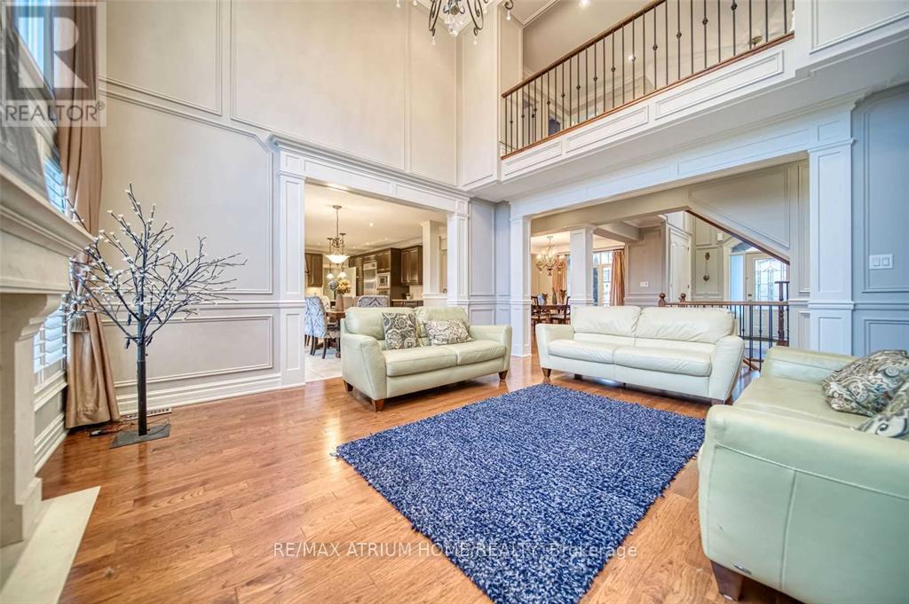 18 Soleil Boulevard, Aurora, ON - Indoor Photo Showing Living Room