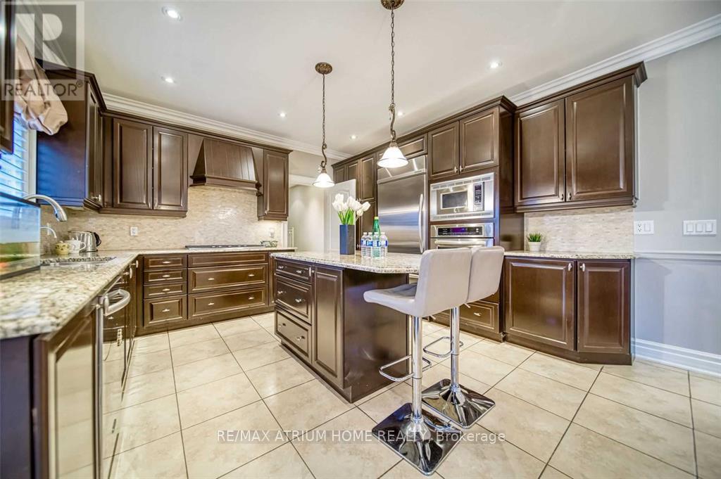 18 Soleil Boulevard, Aurora, ON - Indoor Photo Showing Kitchen With Upgraded Kitchen
