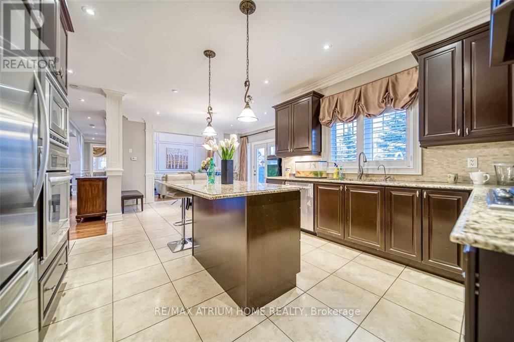 18 Soleil Boulevard, Aurora, ON - Indoor Photo Showing Kitchen With Upgraded Kitchen