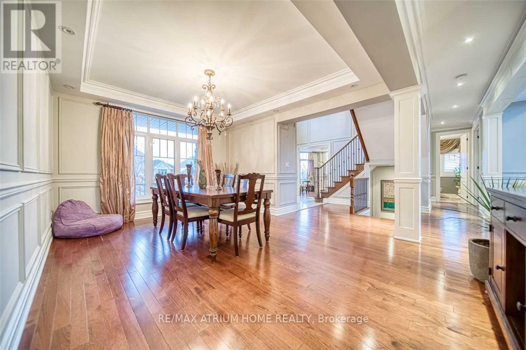 18 Soleil Boulevard, Aurora, ON - Indoor Photo Showing Dining Room