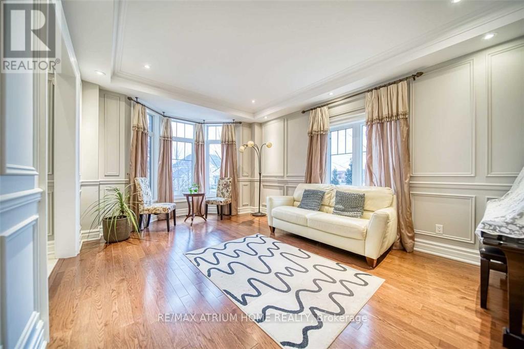 18 Soleil Boulevard, Aurora, ON - Indoor Photo Showing Living Room