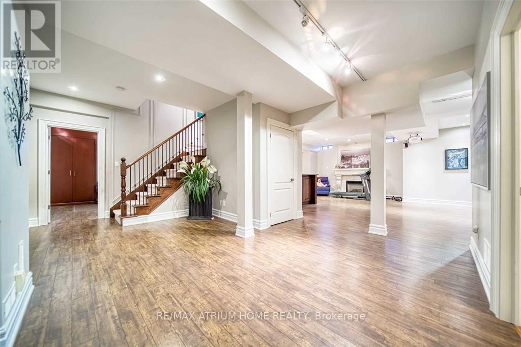 18 Soleil Boulevard, Aurora, ON - Indoor Photo Showing Other Room