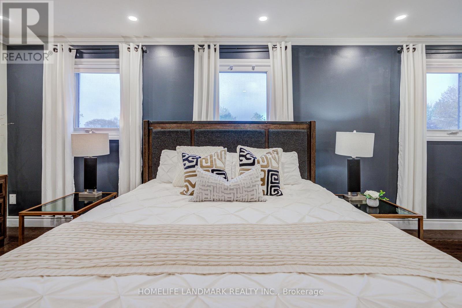 2105 Folkway Drive, Mississauga, ON - Indoor Photo Showing Bedroom