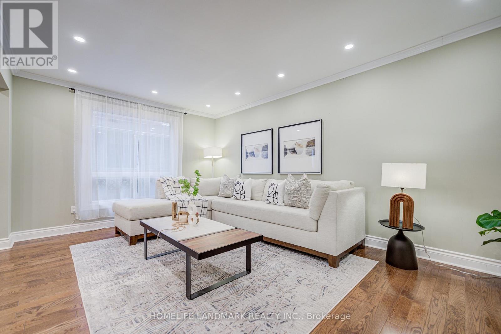 2105 Folkway Drive, Mississauga, ON - Indoor Photo Showing Living Room
