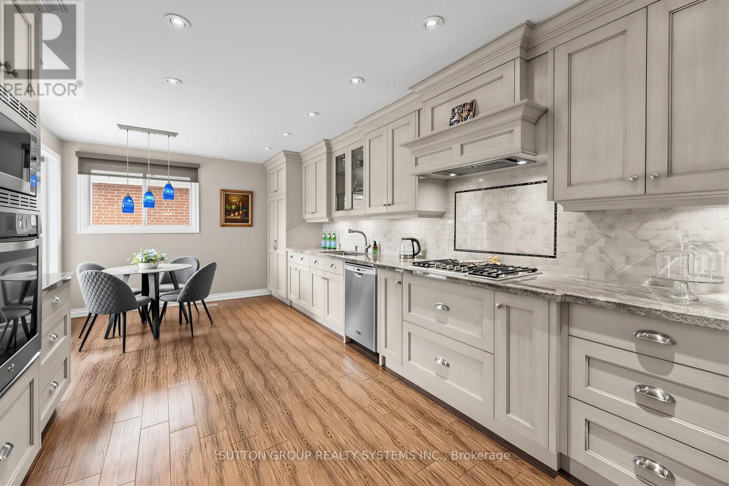 228 Chantenay Drive, Mississauga, ON - Indoor Photo Showing Kitchen With Upgraded Kitchen