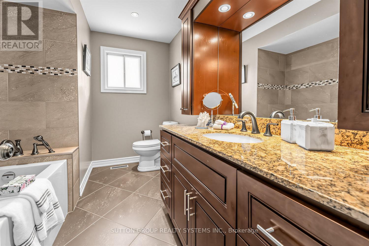228 Chantenay Drive, Mississauga, ON - Indoor Photo Showing Bathroom