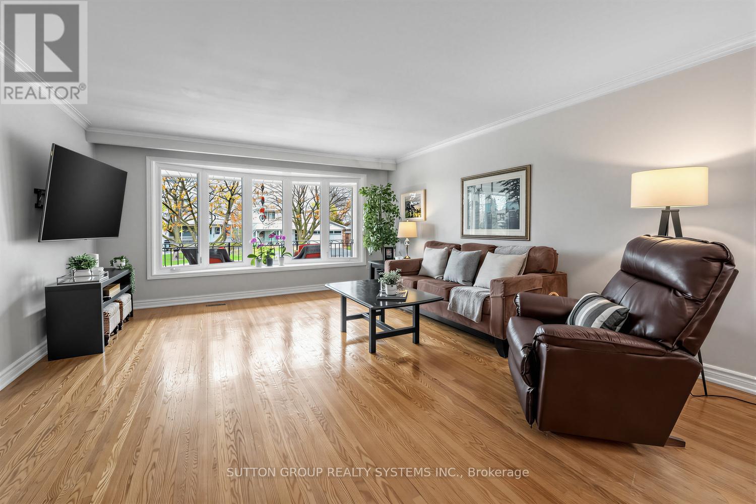 228 Chantenay Drive, Mississauga, ON - Indoor Photo Showing Living Room