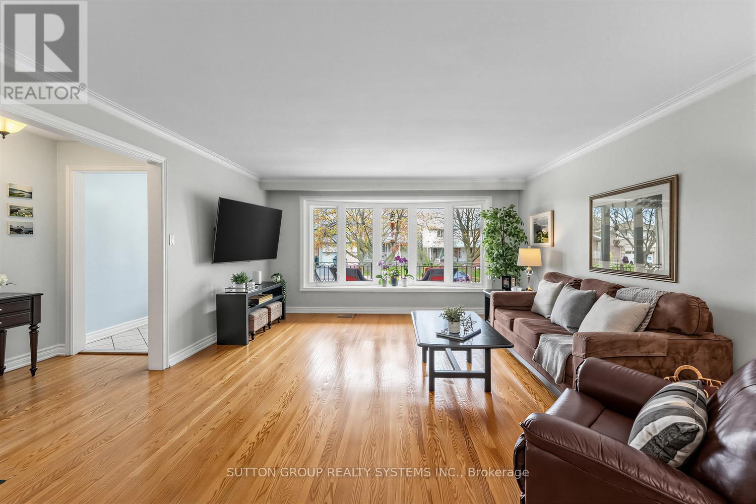 228 Chantenay Drive, Mississauga, ON - Indoor Photo Showing Living Room