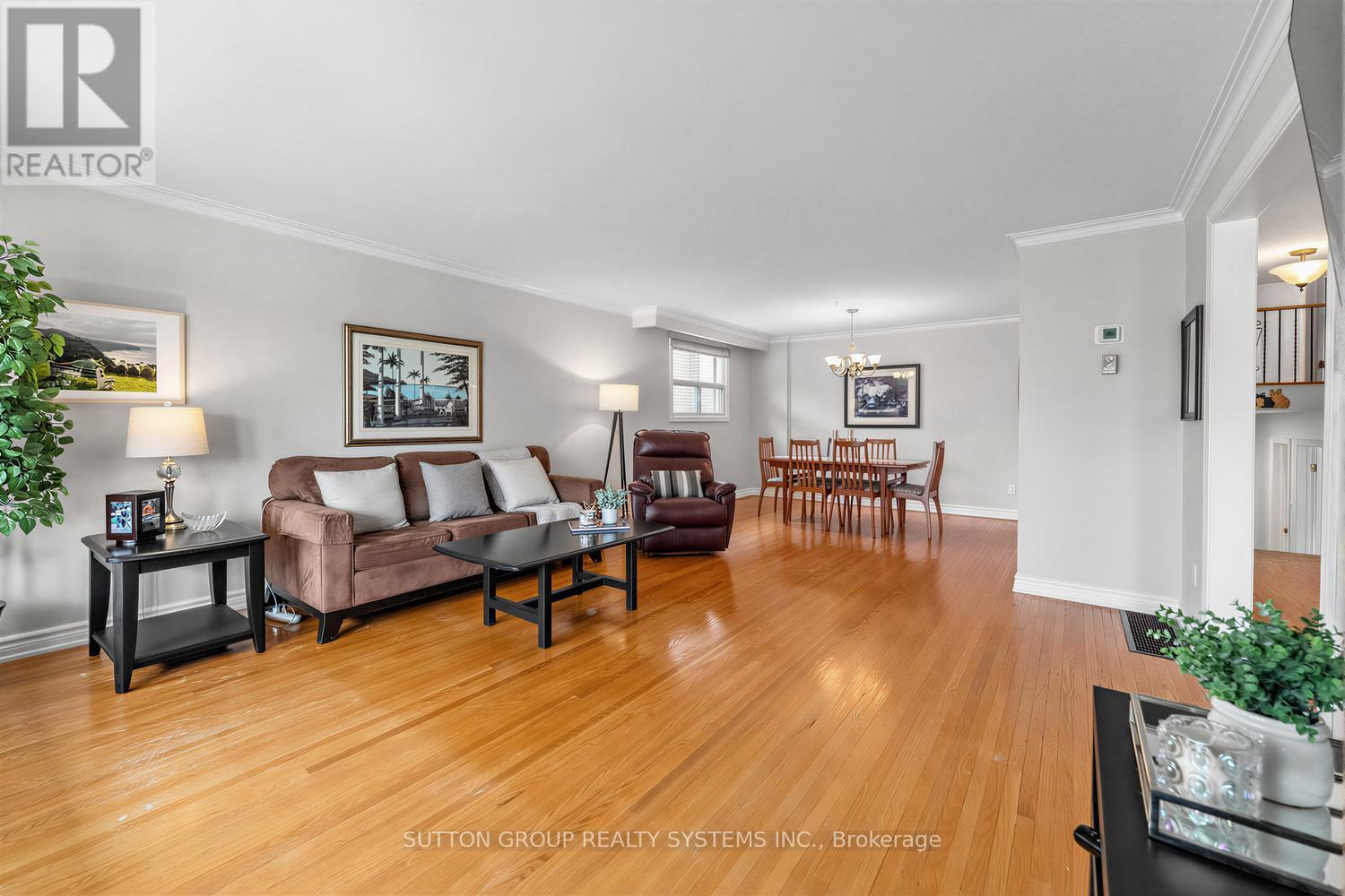 228 Chantenay Drive, Mississauga, ON - Indoor Photo Showing Living Room