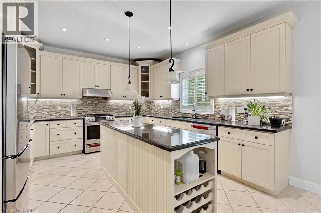 32 Pennsylvania Crescent, Kitchener, ON - Indoor Photo Showing Kitchen With Stainless Steel Kitchen With Upgraded Kitchen