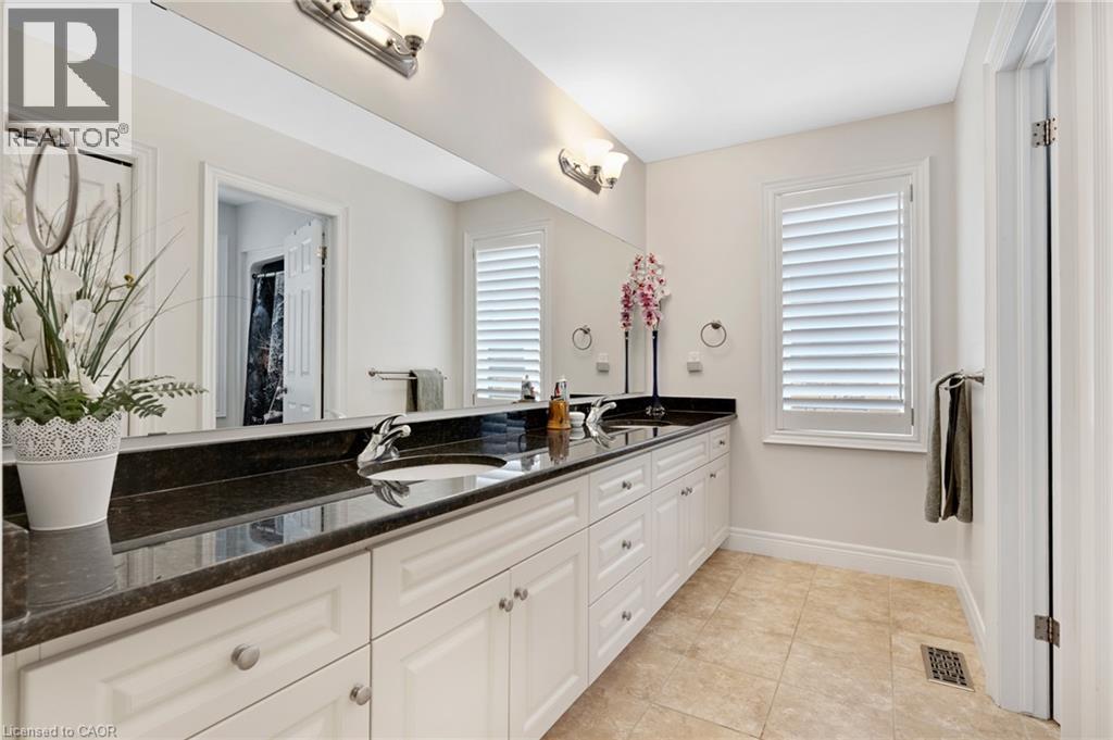 32 Pennsylvania Crescent, Kitchener, ON - Indoor Photo Showing Bathroom