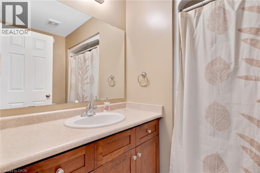 32 Pennsylvania Crescent, Kitchener, ON - Indoor Photo Showing Bathroom