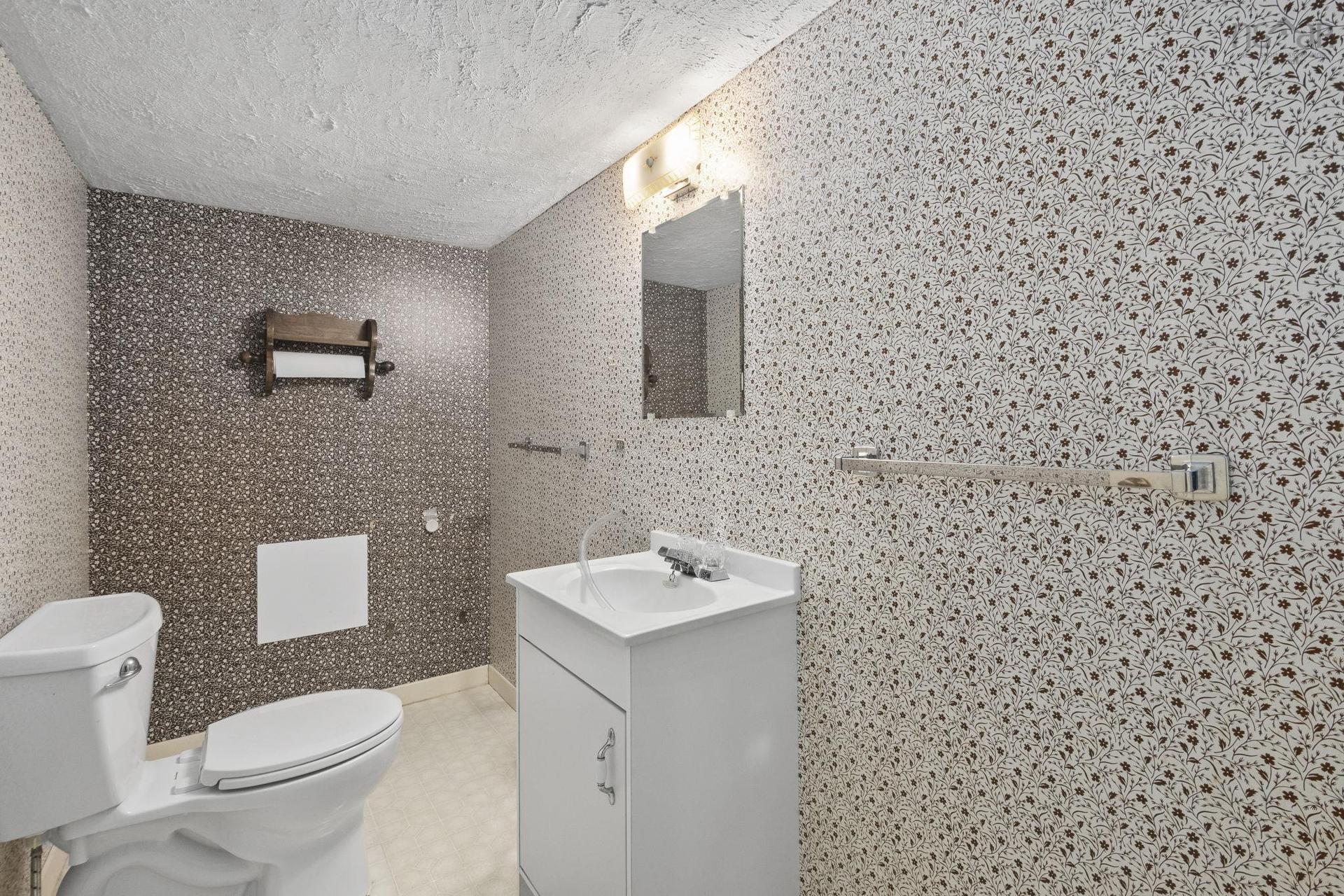 22 Kent Road, Kentville, NS - Photo Showing Bathroom