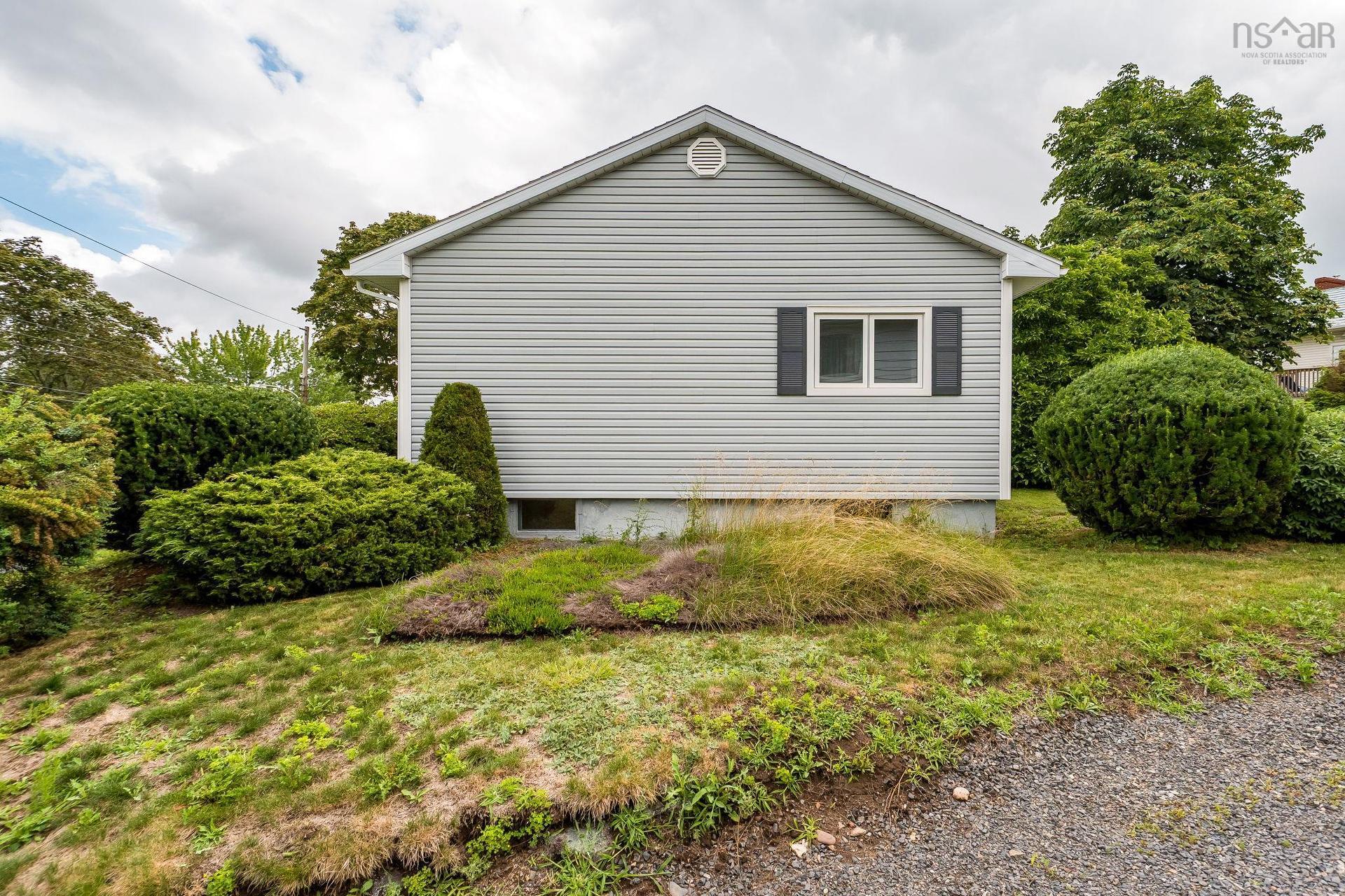 22 Kent Road, Kentville, NS - Outdoor