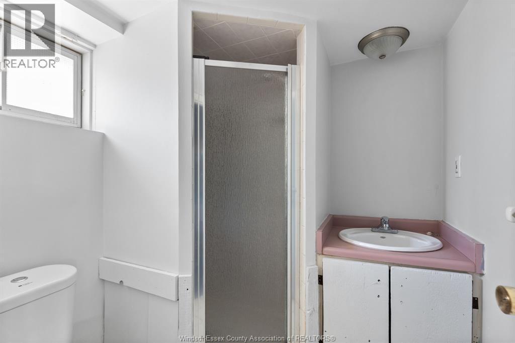 2293 Marentette, Windsor, ON - Indoor Photo Showing Bathroom