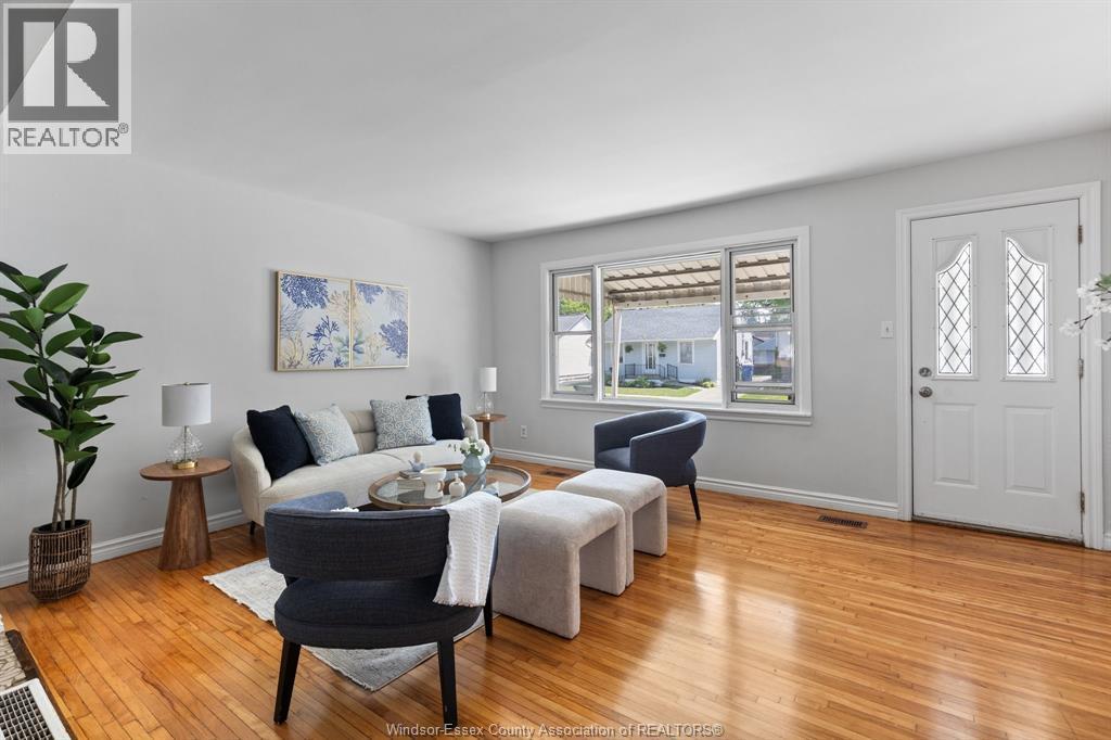 2293 Marentette, Windsor, ON - Indoor Photo Showing Living Room