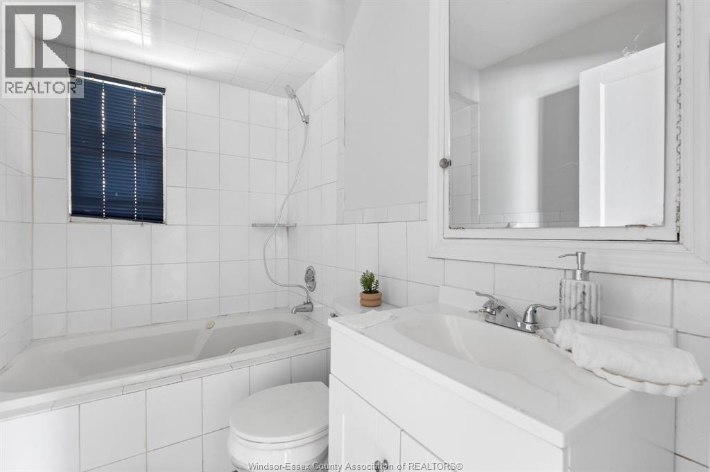 2293 Marentette, Windsor, ON - Indoor Photo Showing Bathroom