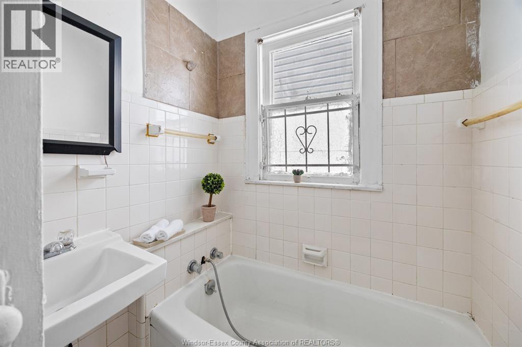 2004 Ottawa, Windsor, ON - Indoor Photo Showing Bathroom