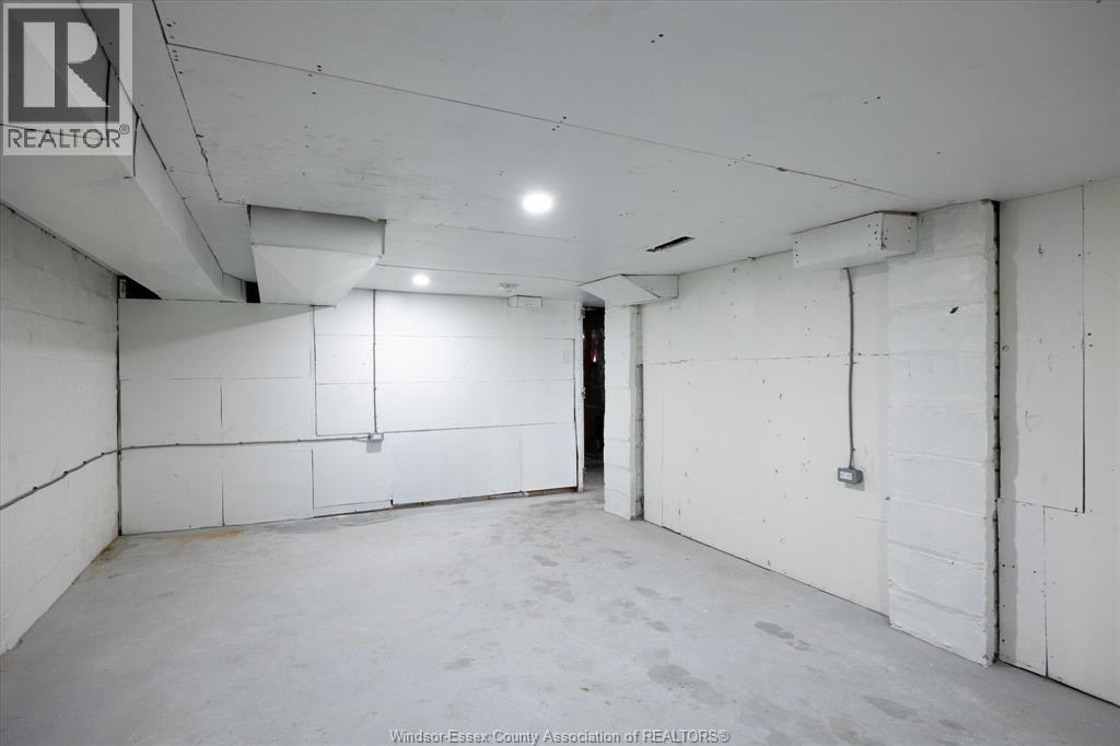 2004 Ottawa, Windsor, ON - Indoor Photo Showing Garage