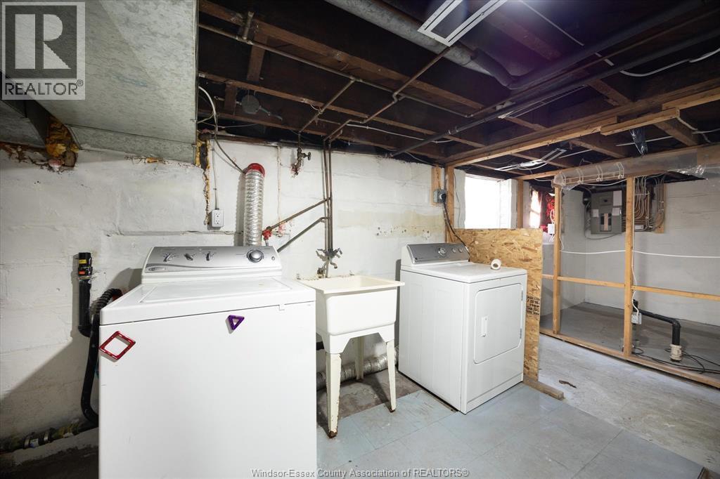 2004 Ottawa, Windsor, ON - Indoor Photo Showing Laundry Room