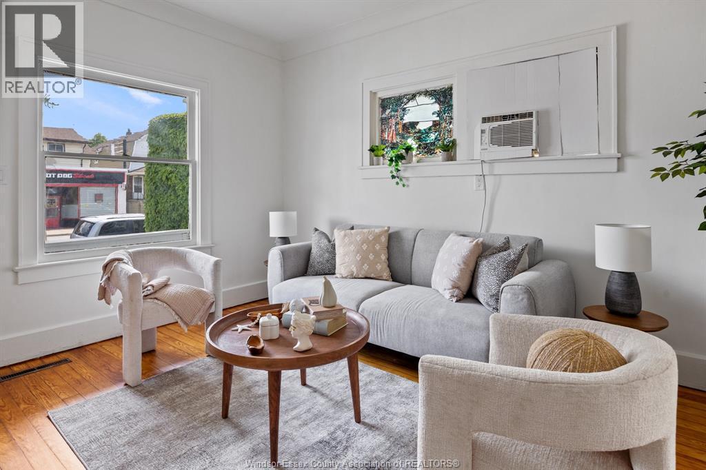 2004 Ottawa, Windsor, ON - Indoor Photo Showing Living Room