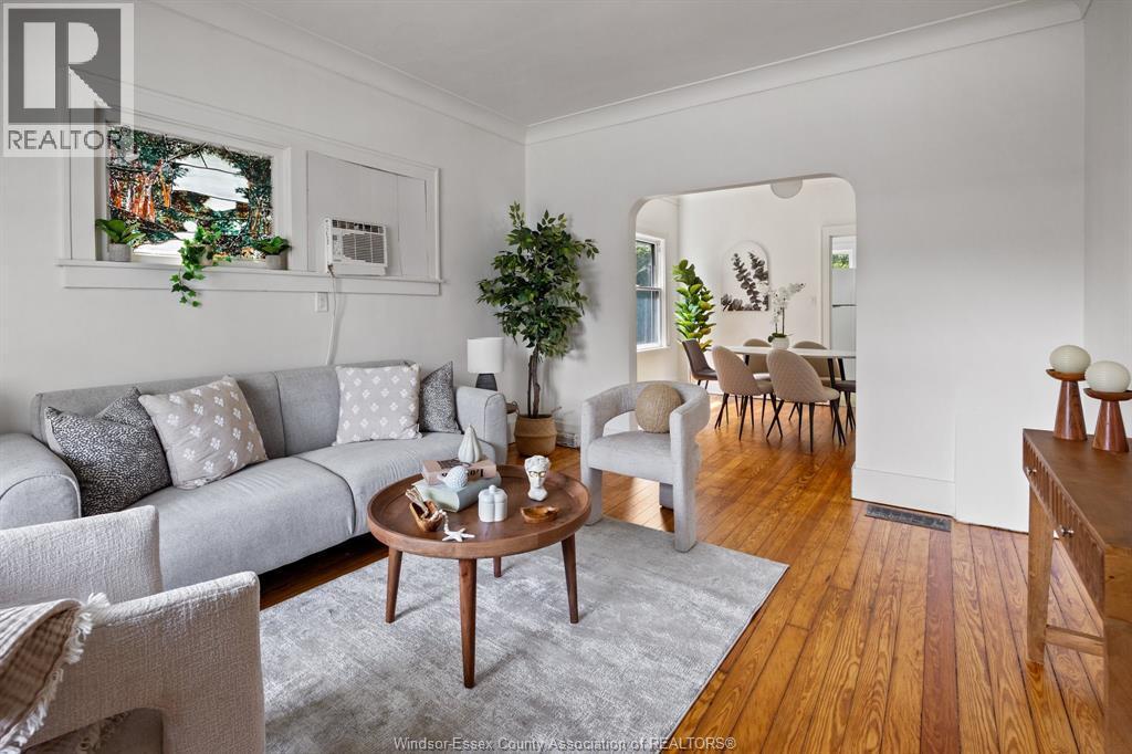 2004 Ottawa, Windsor, ON - Indoor Photo Showing Living Room