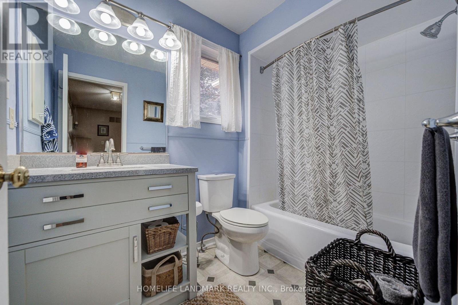 8 Closs Square, Aurora, ON - Indoor Photo Showing Bathroom