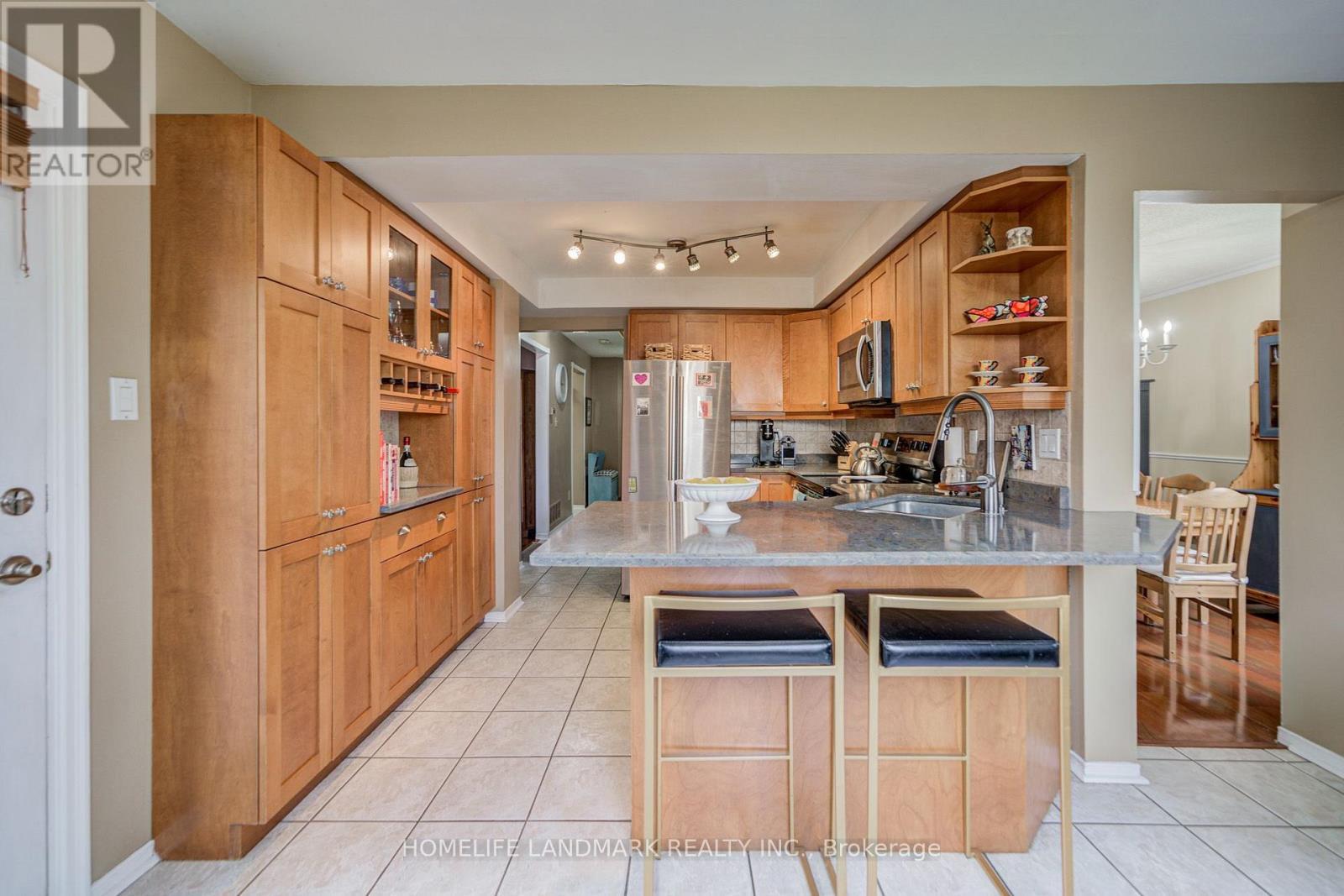 8 Closs Square, Aurora, ON - Indoor Photo Showing Kitchen