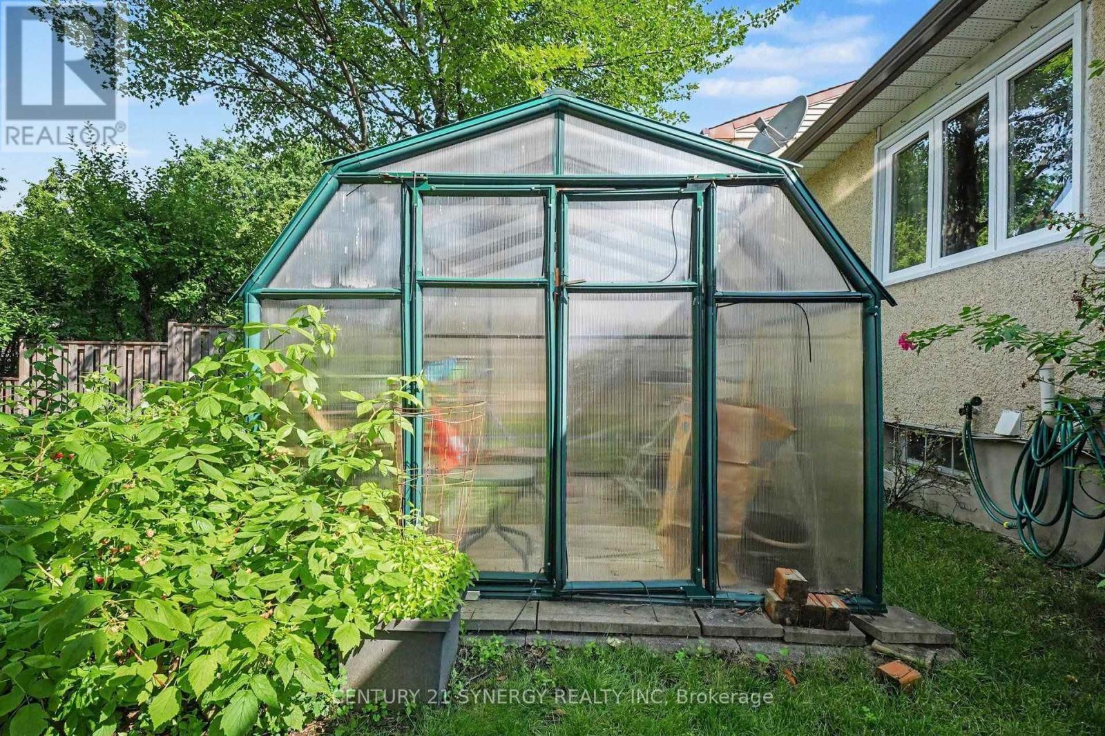 Backyard Greenhouse - 1078 Alenmede Crescent, Ottawa, ON - Outdoor