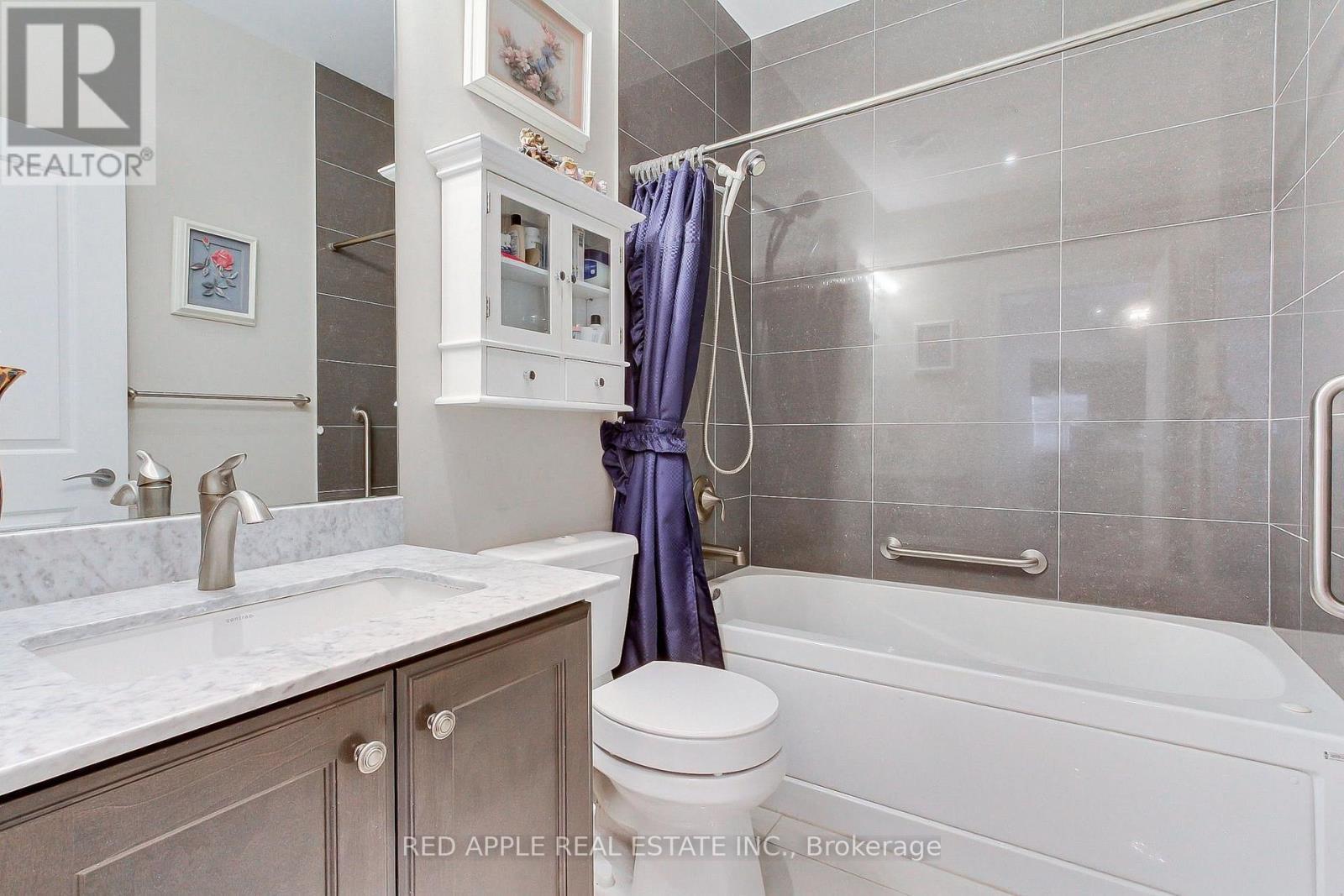 519 - 111 Civic Square Gate, Aurora, ON - Indoor Photo Showing Bathroom