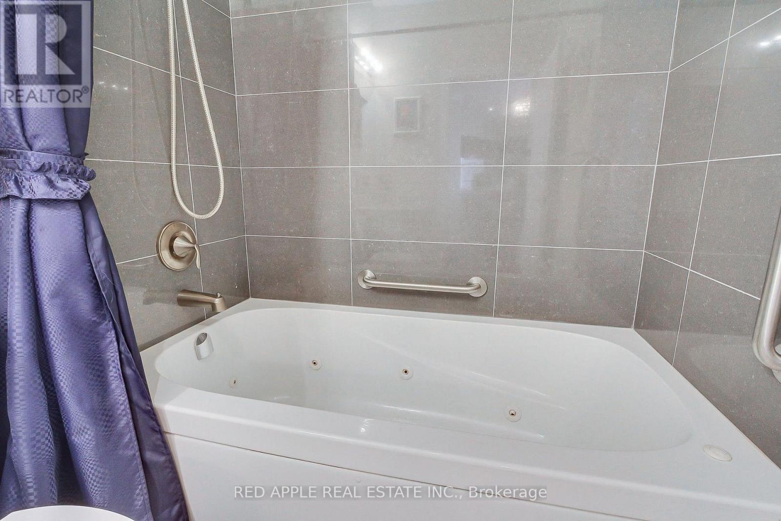 519 - 111 Civic Square Gate, Aurora, ON - Indoor Photo Showing Bathroom