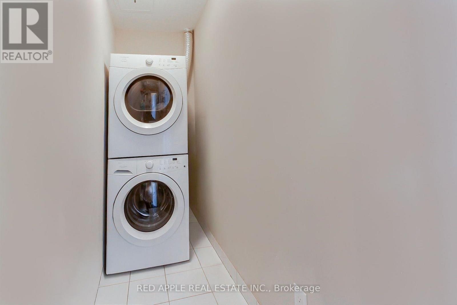 519 - 111 Civic Square Gate, Aurora, ON - Indoor Photo Showing Laundry Room
