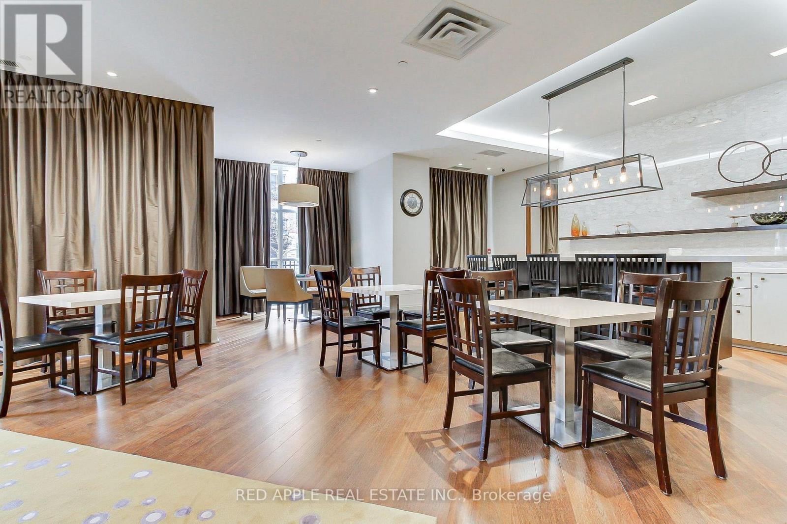 519 - 111 Civic Square Gate, Aurora, ON - Indoor Photo Showing Dining Room