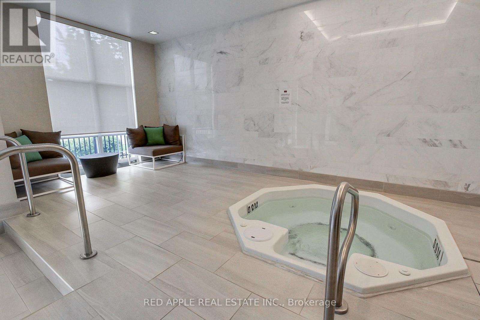 519 - 111 Civic Square Gate, Aurora, ON - Indoor Photo Showing Other Room