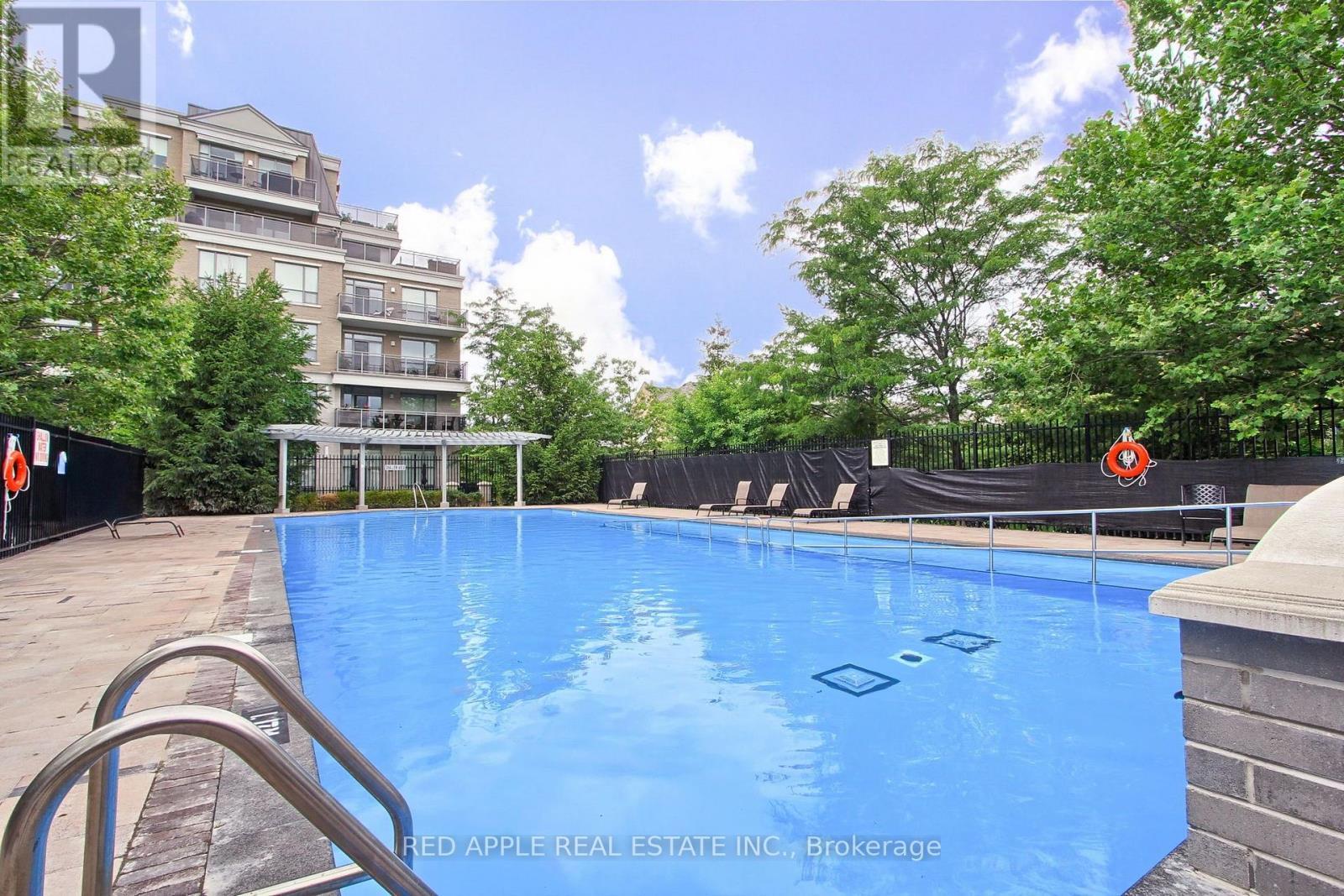 519 - 111 Civic Square Gate, Aurora, ON - Outdoor